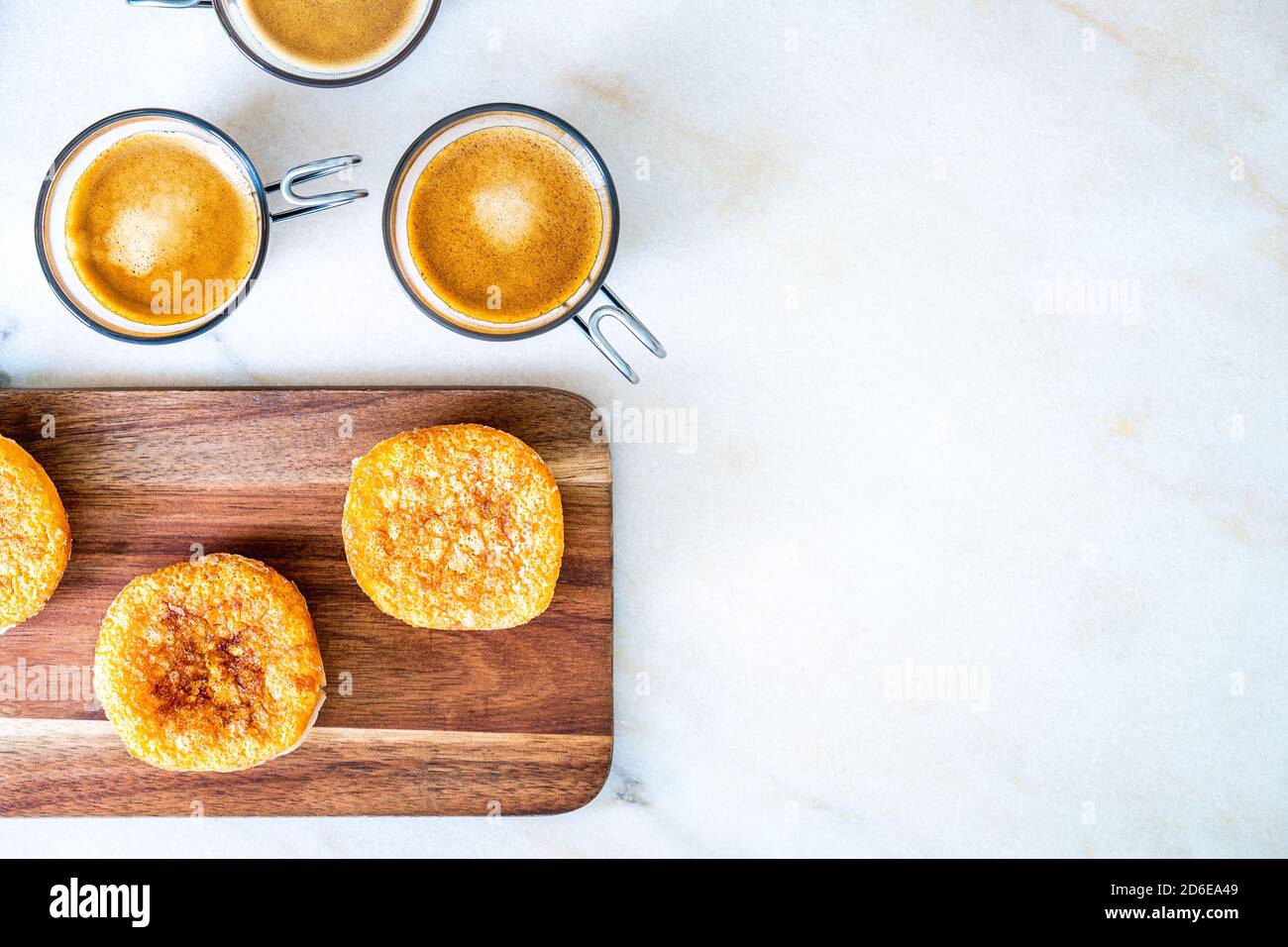 Pâtisseries aux haricots et aux amandes avec espressos, avec espace de copie Banque D'Images