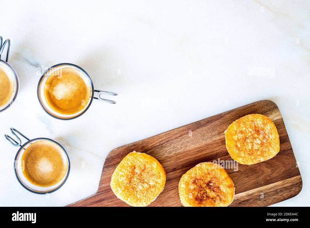 Pâtisseries aux haricots et aux amandes avec espressos, avec espace de copie Banque D'Images