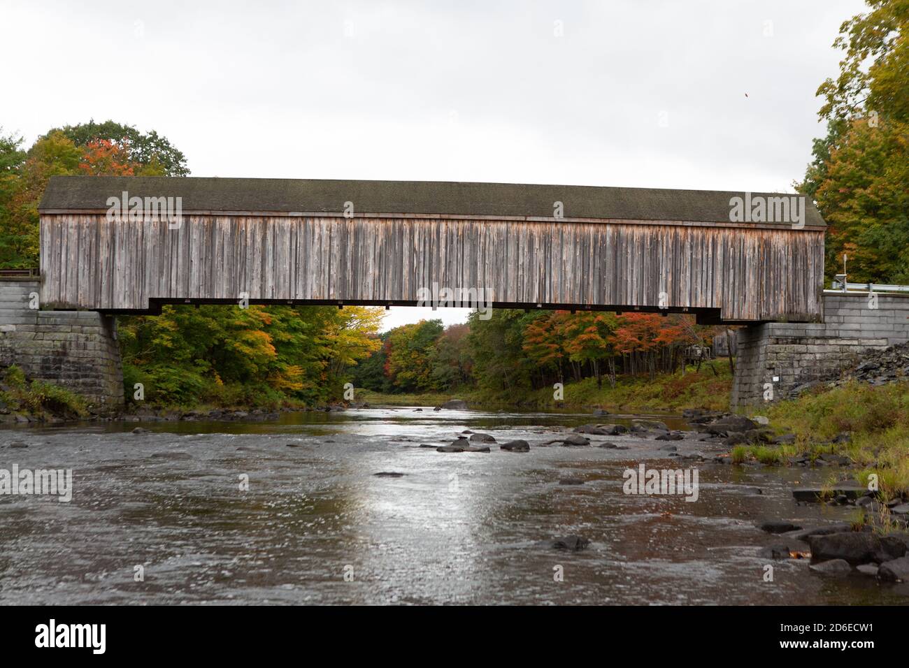 Pont couvert dans le Maine, États-Unis Banque D'Images