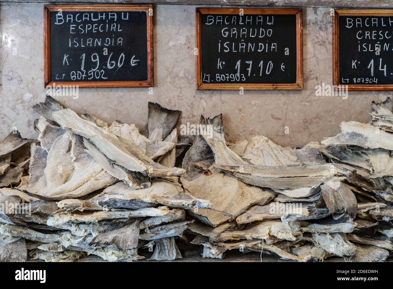 La morue salée et séchée est vendue à l'épicerie locale Banque D'Images