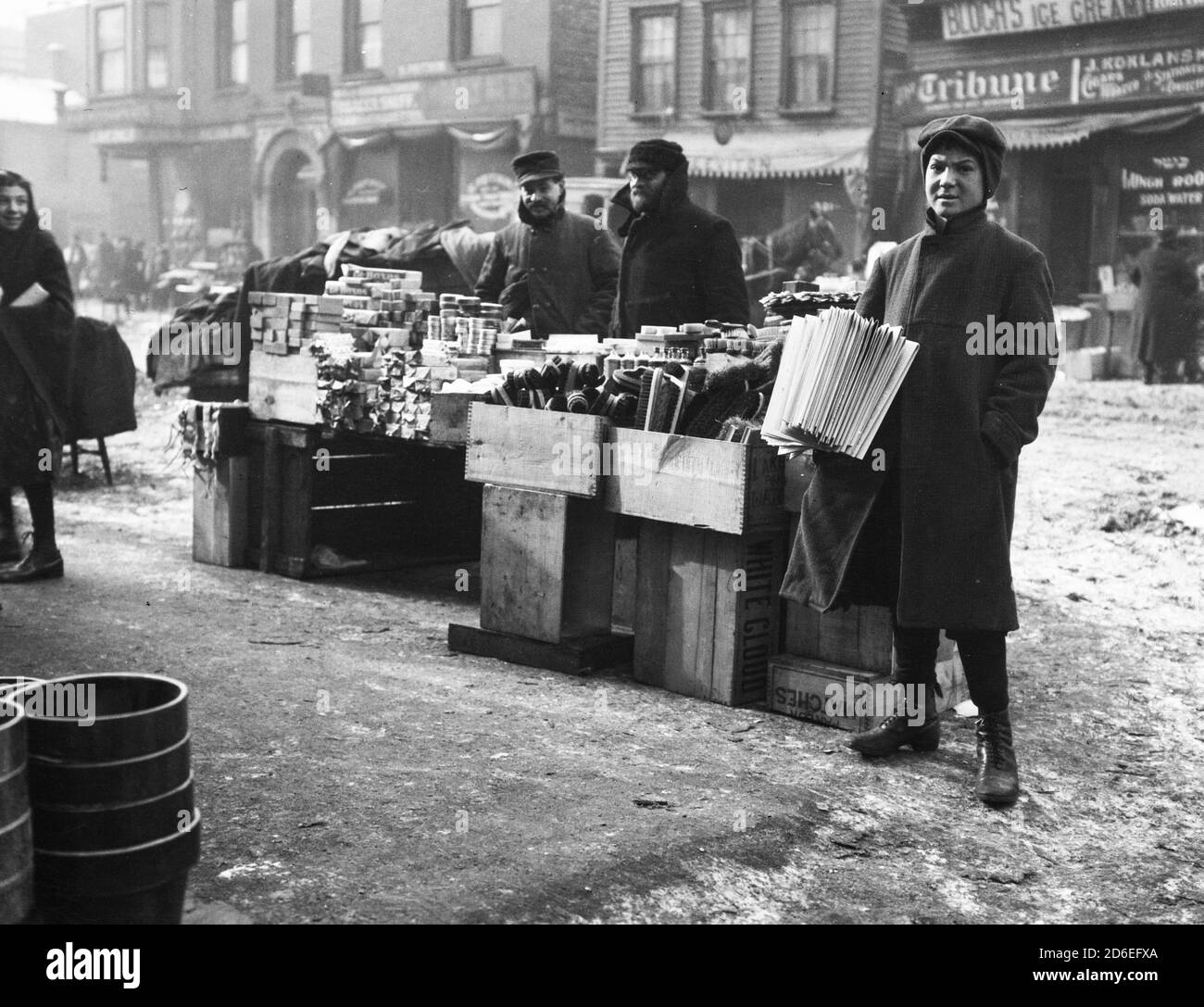 Newsboy et vendeurs de rue dans la région de Maxwell Street, Chicago, Illinois, 1906. Banque D'Images