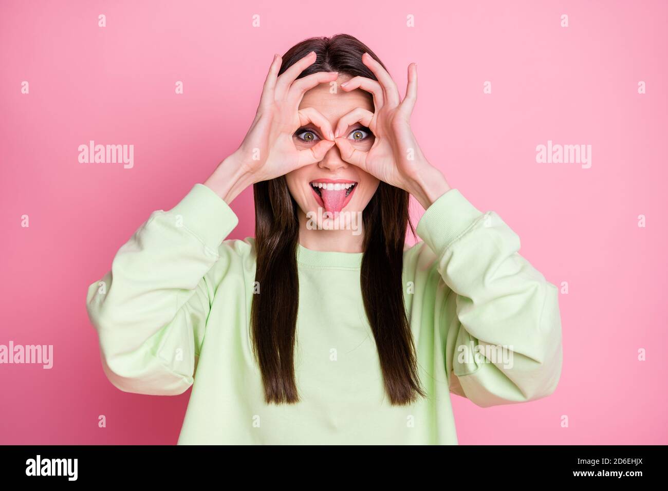 Photo de drôles belle dame drôles cheveux drôles drôles de filles langue  dehors bouche humeur ludique faire les mains doigts lunettes porter  sweat-shirt décontracté Photo Stock - Alamy