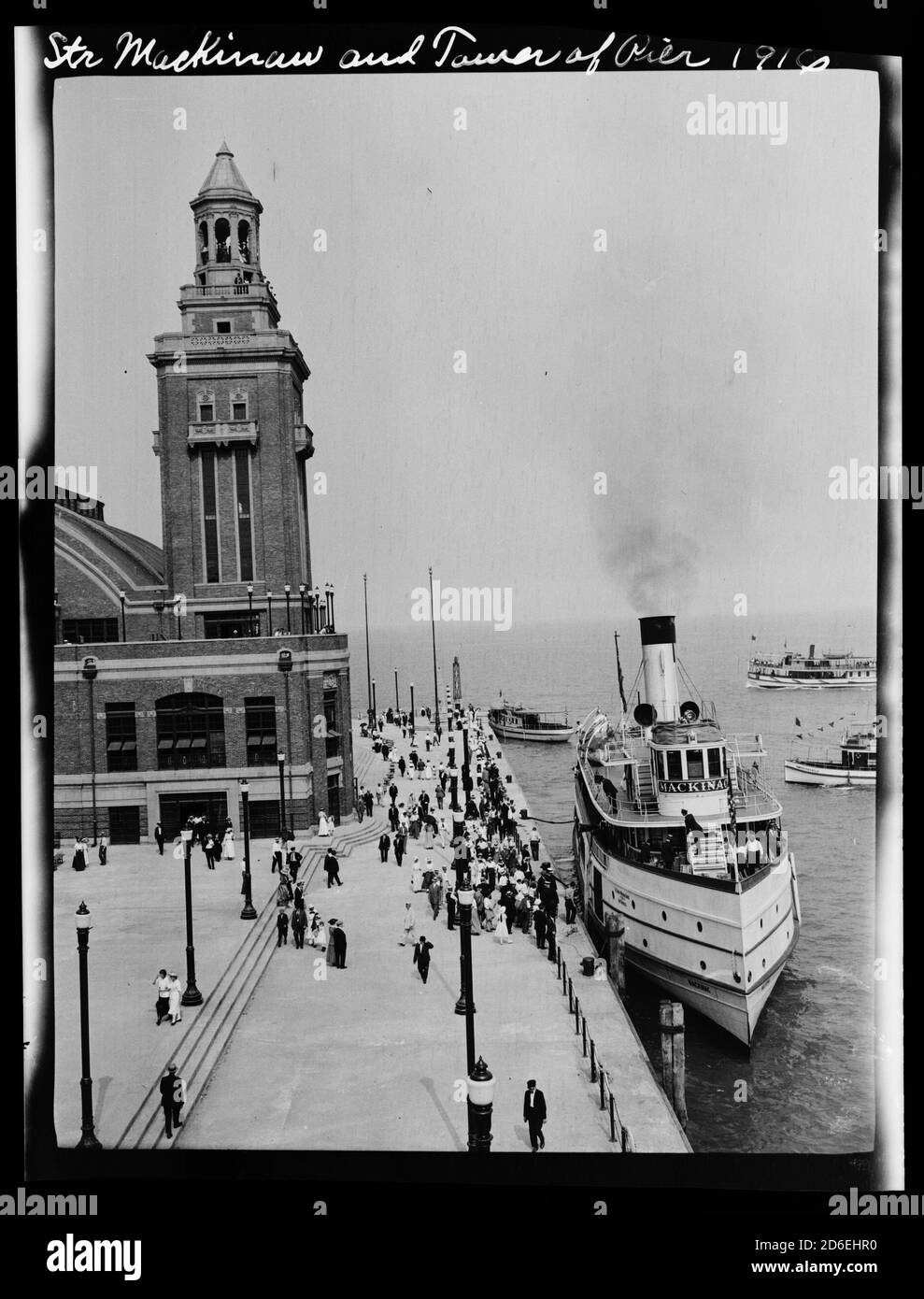 Le bateau à vapeur Mackinaw à Municipal Pier (Navy Pier), Chicago, Illinois, 1916. Banque D'Images