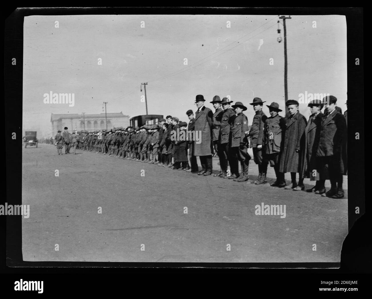 Les scouts de garçon se tenant le long de Michigan Avenue près de l'Art Institute, Chicago, Illinois, 1911. Banque D'Images