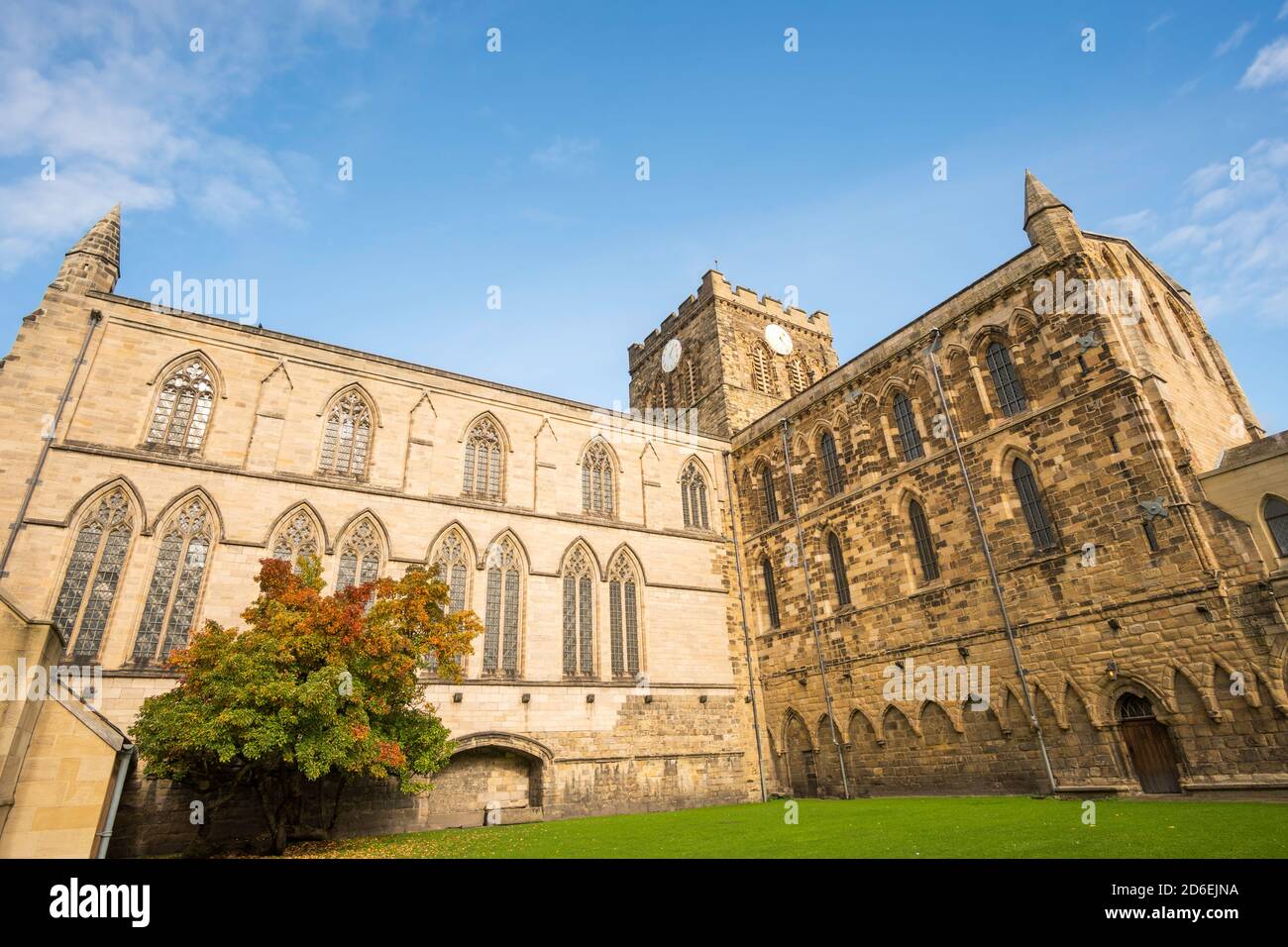 Vue depuis le sud-ouest de l'abbaye de Hexham à Northumberland, Angleterre, Royaume-Uni Banque D'Images