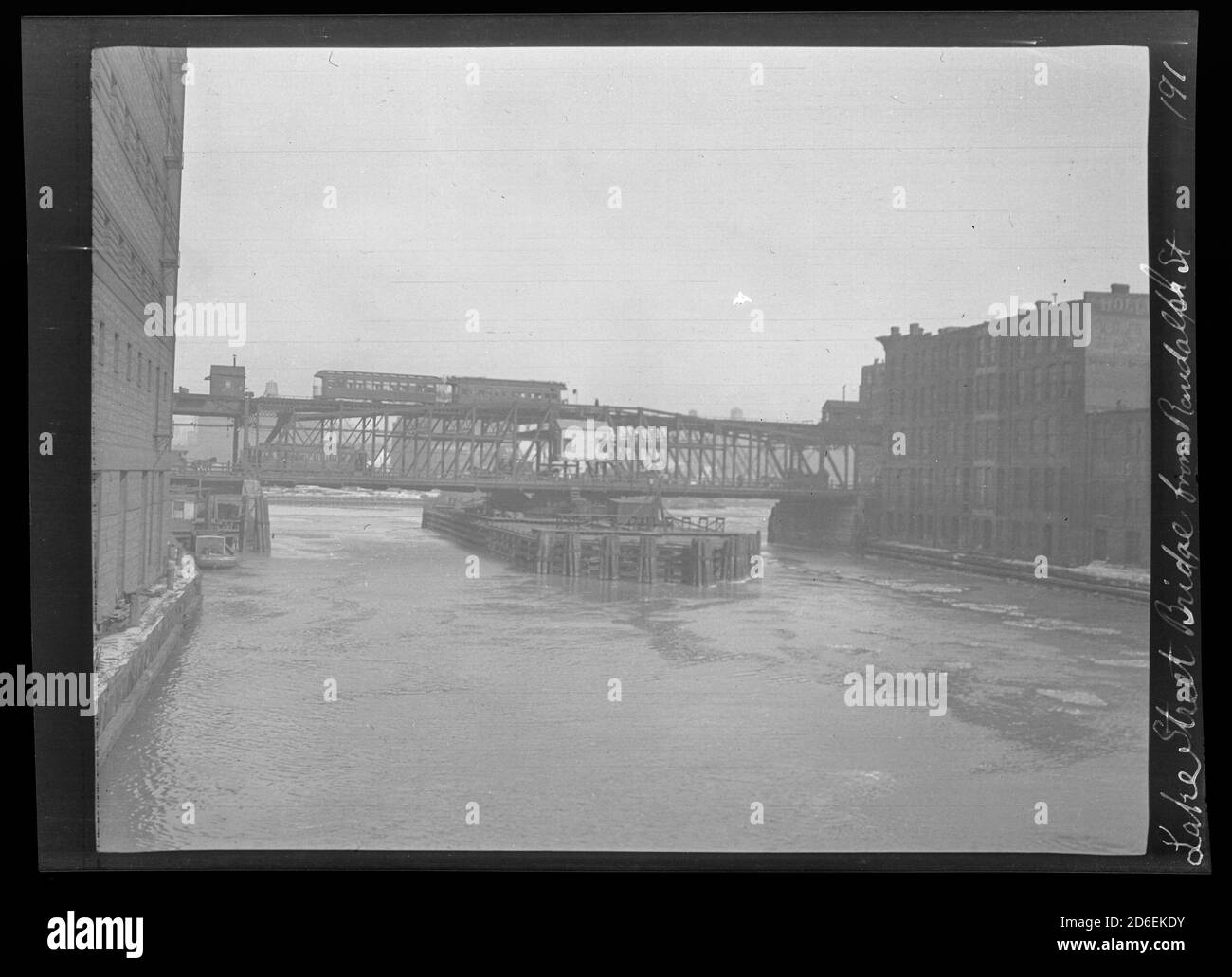 Vue depuis Randolph Street d'un train surélevé passant par Lake Street Bridge, Chicago, Illinois, vers 1910. Banque D'Images