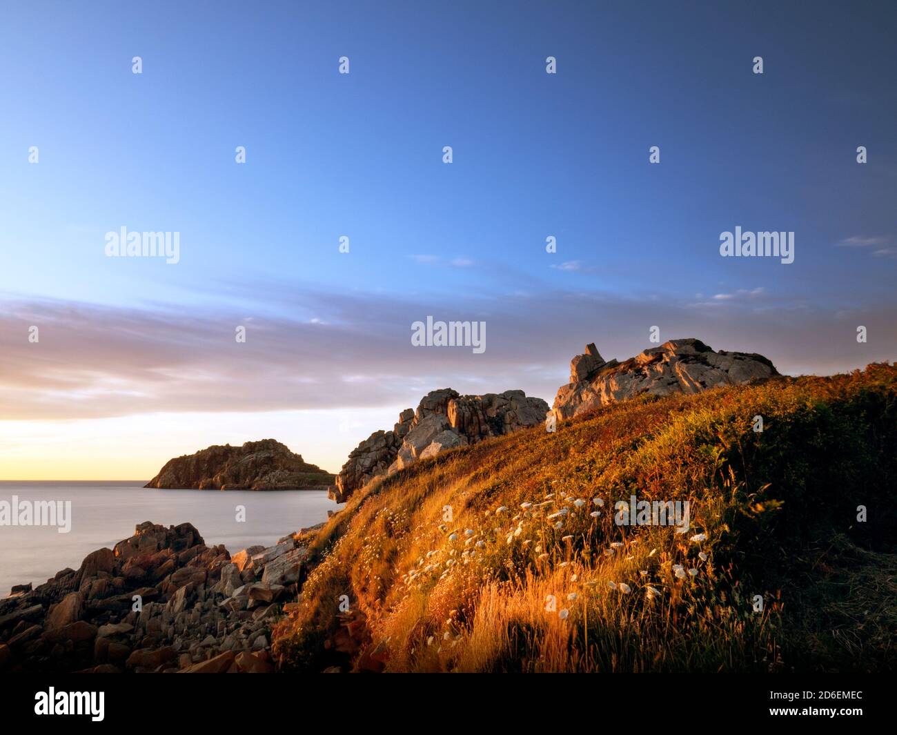 Côte rocheuse en Bretagne. Coucher de soleil sur la mer Banque D'Images