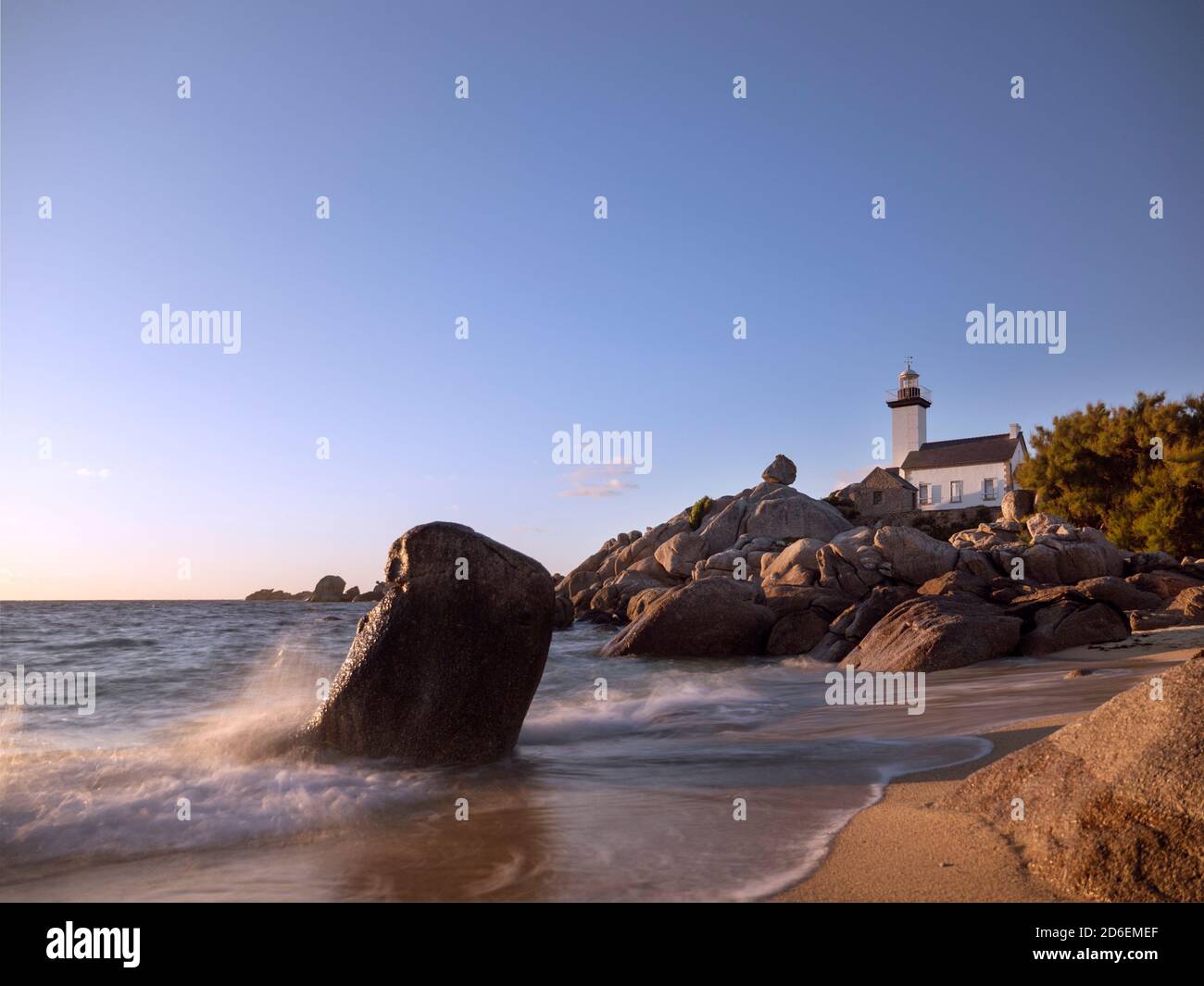 Phare de Pontusval en Bretagne. Soleil en soirée, vue de la plage Banque D'Images