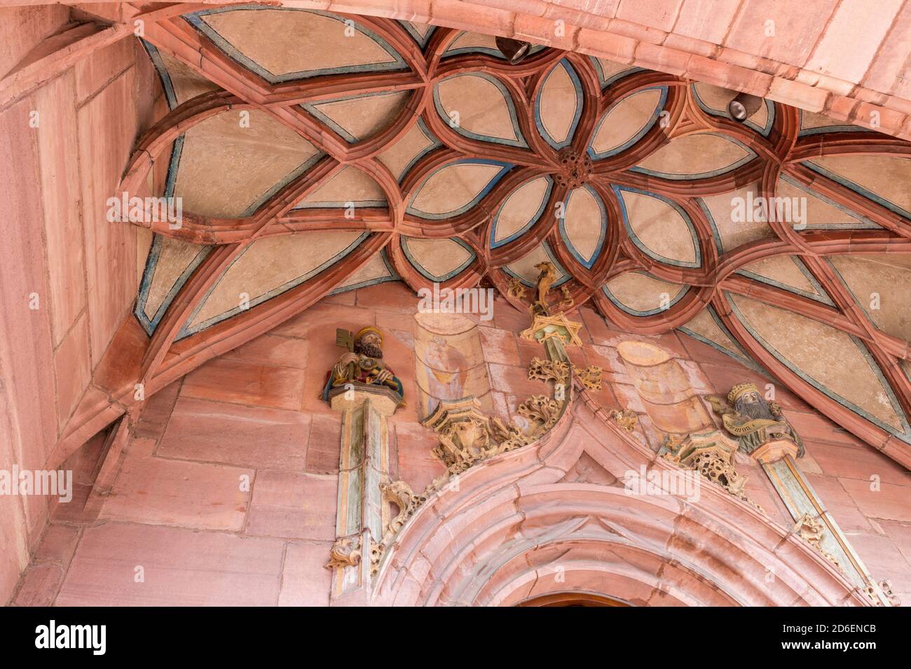 Allemagne, Bade-Wurtemberg, Weil der Stadt, Eglise Saint-Pierre et Paul, voûte en boucle au-dessus du portail de la mariée sur le côté sud. Banque D'Images