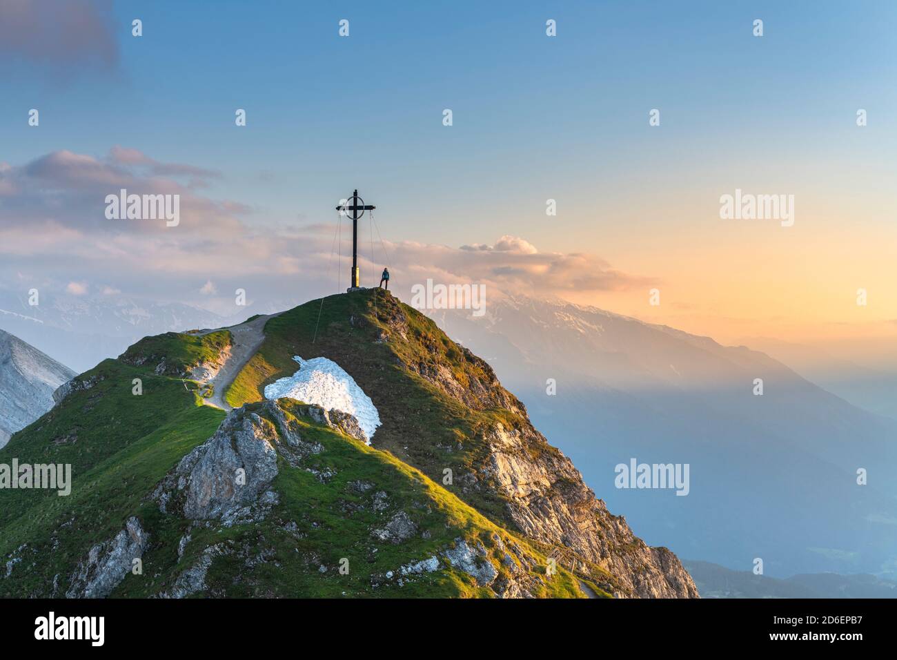 Coucher de soleil dans les monts Karwendel avec vue sur le Seefelder Spitze (2221 m) en Autriche. Banque D'Images