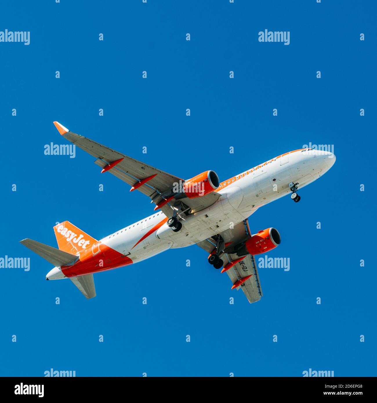 Avion de ligne à bas prix Easyjet, Airbus A320-214 contre ciel bleu Photo  Stock - Alamy