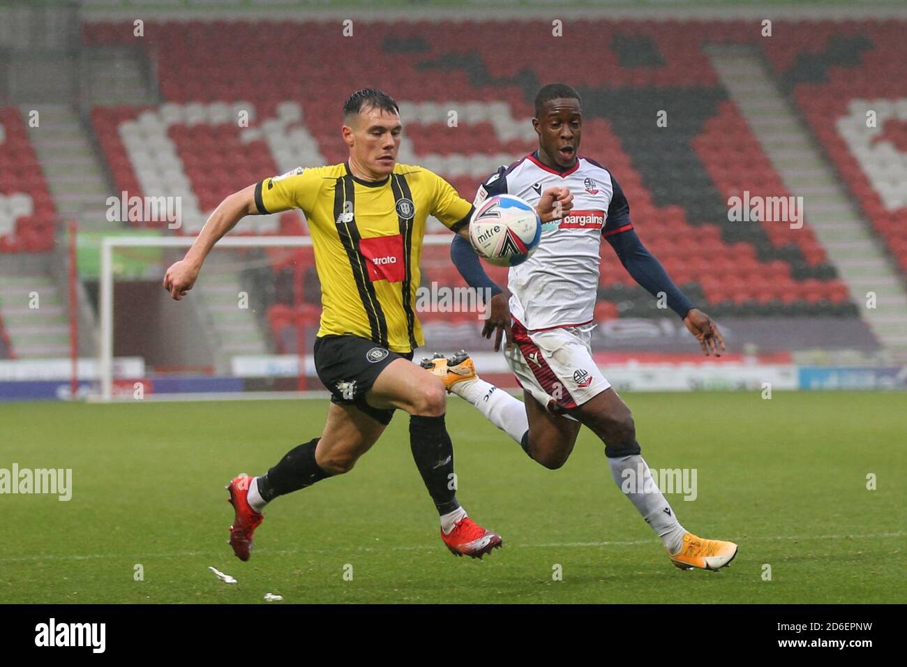 Ryan Fallowfield (2) de Harrogate Town et Liam Gordon (3) Des Bolton Wanderers pourchassent le ballon Banque D'Images