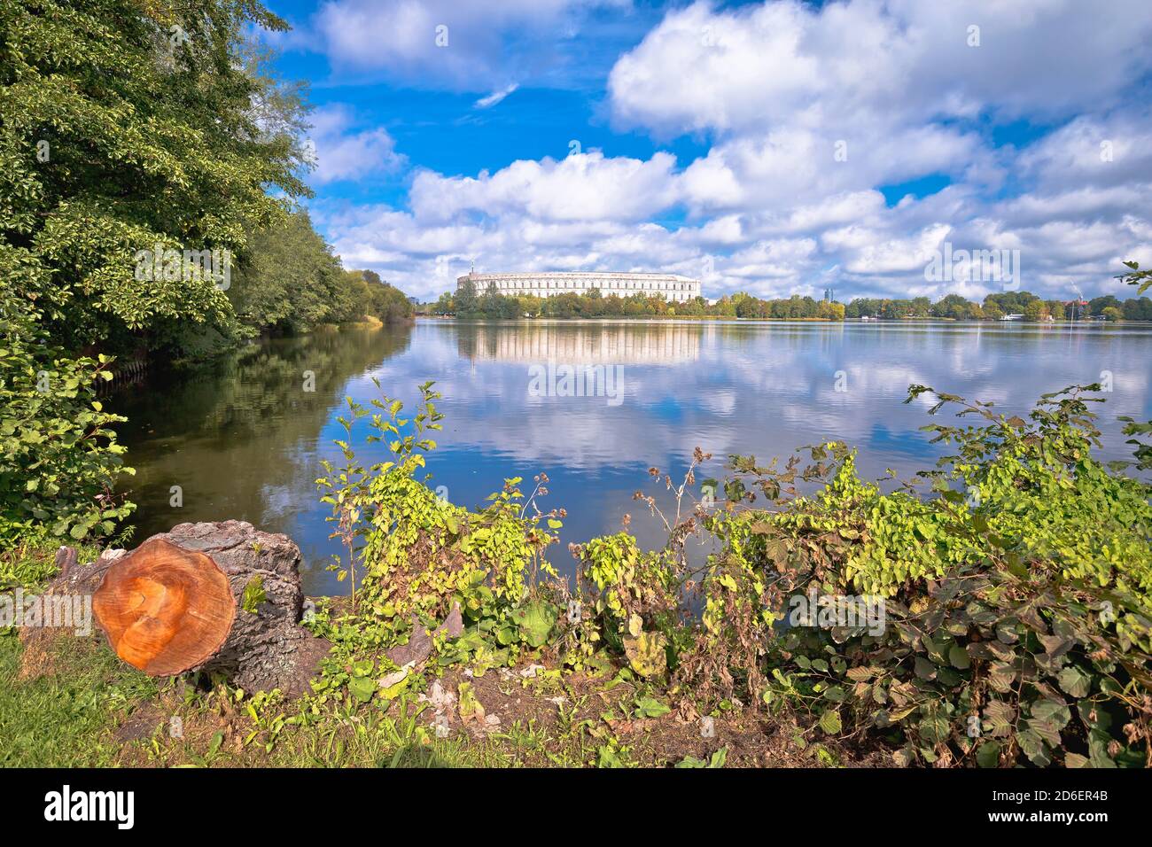 Vue sur le lac de Reich Kongresshalle (salle de congrès) sur les anciens lieux de rassemblement du parti nazi à Nuremberg, région de Bavière en Allemagne Banque D'Images