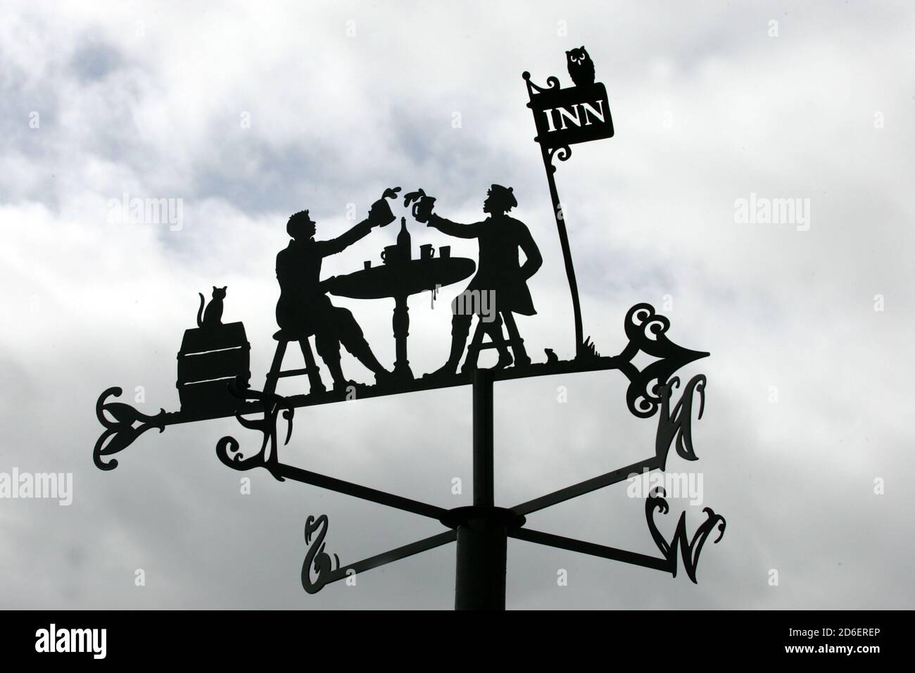 Alloway , les weathervanes d'Ayrshire sur le chemin des poètes au parc du patrimoine de Burns racontant l'histoire de Tam o Shanter. TAM laisse dans un stupeur ivre du pub local sur son fidèle Steed Meg et rencontre le diable et les sorcières à Alloway Auld Kirk, où il est chassé au-dessus de l'Auld Brig et son cheval perd sa queue. Un sentier piétonnier attrayant relie Burns Cottage au site principal du musée. En chemin, vous pouvez repérer des affiches originales conçues par Timorous Beasties, Banque D'Images