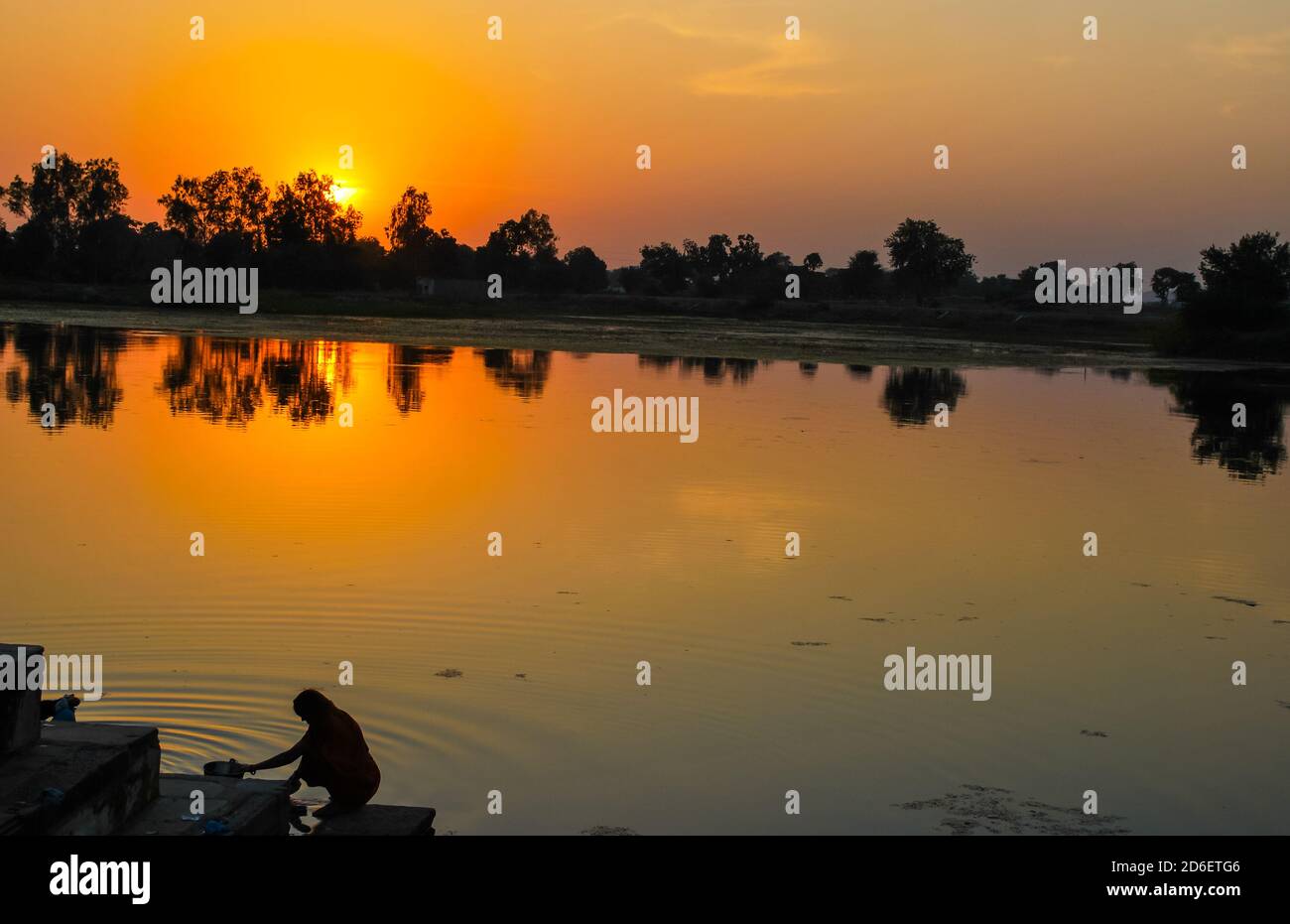 Beau coucher de soleil dans le lac Shivsagar - Khajuraho, Madhya Pradesh, Inde Banque D'Images