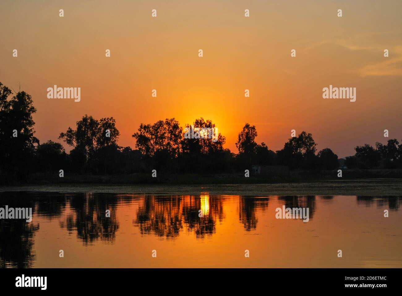 Beau coucher de soleil dans le lac Shivsagar - Khajuraho, Madhya Pradesh, Inde Banque D'Images