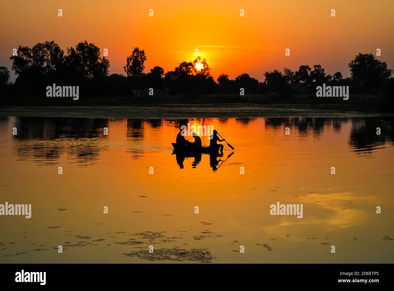 Beau coucher de soleil dans le lac Shivsagar - Khajuraho, Madhya Pradesh, Inde Banque D'Images