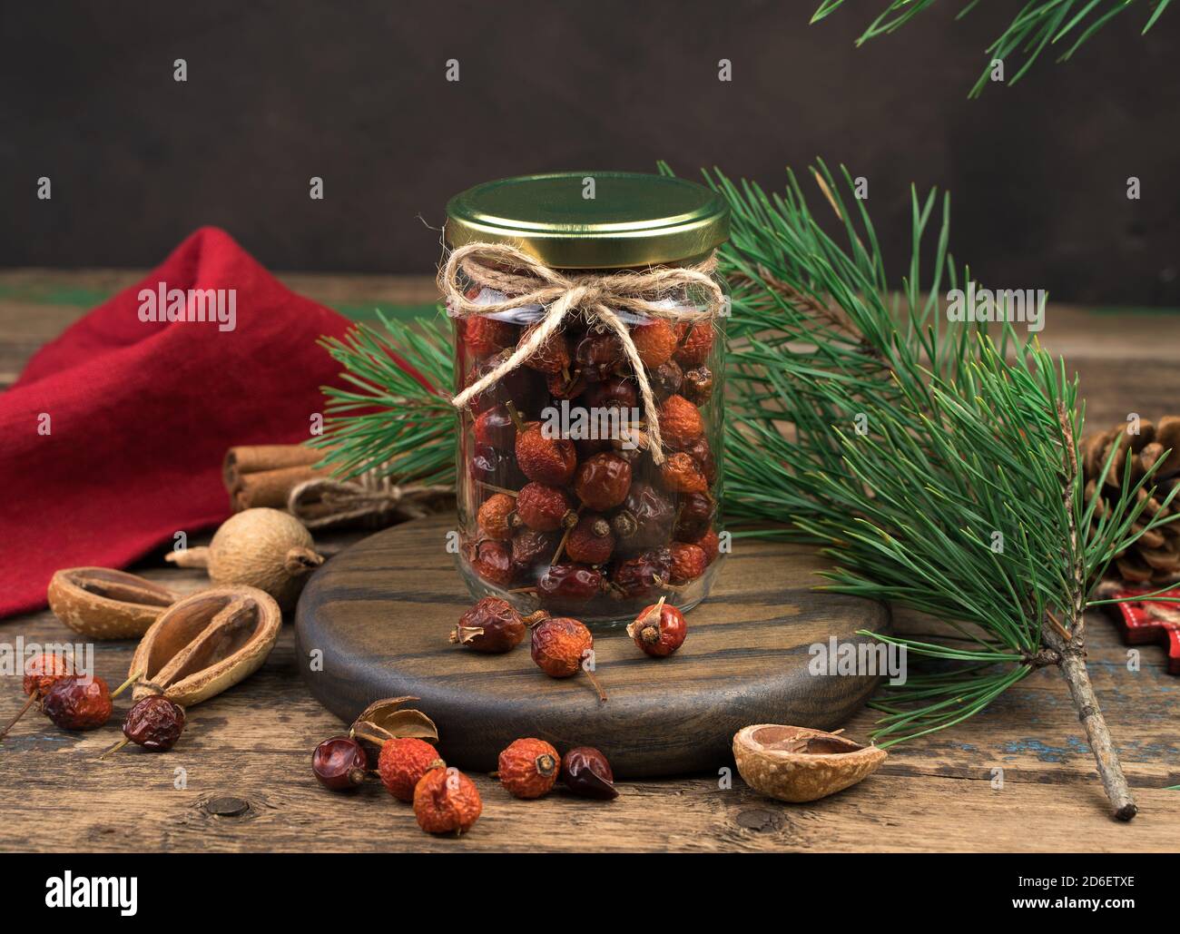 Un pot de roses sèches sur fond de Noël. Banque D'Images