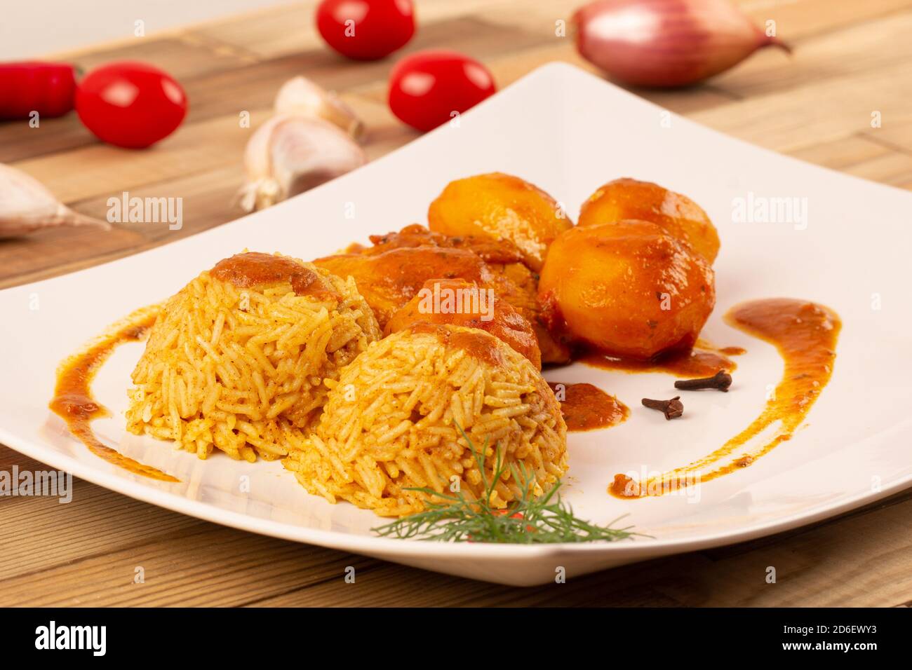 Riz, pommes de terre avec poulet dans une sauce au curry. Banque D'Images