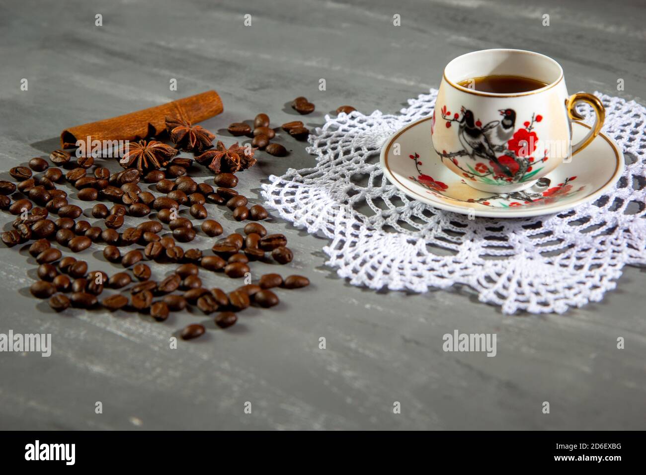 Une tasse de café avec des grains de café et de la cannelle et anis Banque D'Images