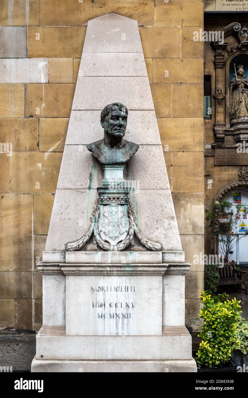 Buste commémoratif à Lord Northcliffe à St Dunstans dans l'église ouest, Fleet Street, Londres, inscription Northcliffe MDCCCLXV - MCMXXII Designed Lutyens Banque D'Images