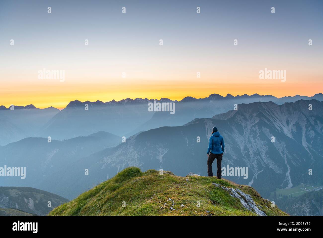 Lever du soleil dans les monts Karwendel en Autriche. Vue depuis le Seefelder Spitze. Banque D'Images