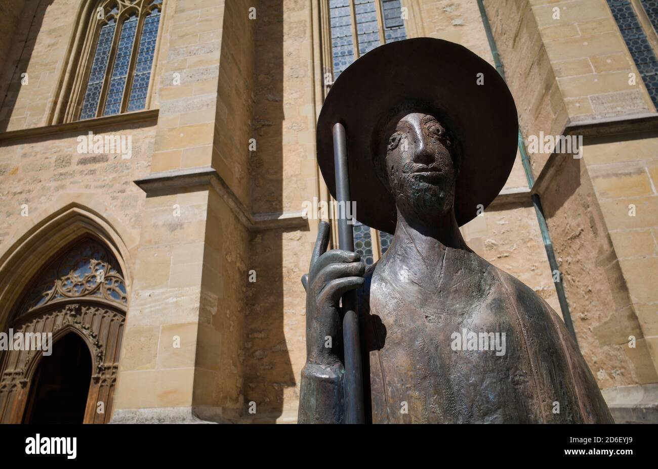 Statue en bronze de Saint-Jacques comme panneau pour les pèlerins, devant l'église Saint-Jakob, Rothenburg ob der Tauber, Franconie, Bavière, Allemagne Banque D'Images