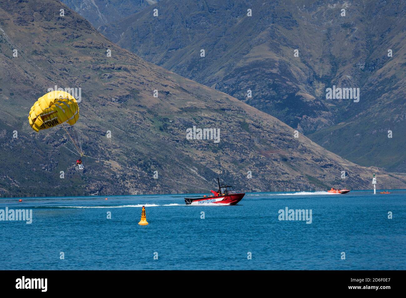 Parachute ascensionnel sur le lac Wakatipu, Queenstown, Otago, Île du Sud, Nouvelle-Zélande, Océanie Banque D'Images