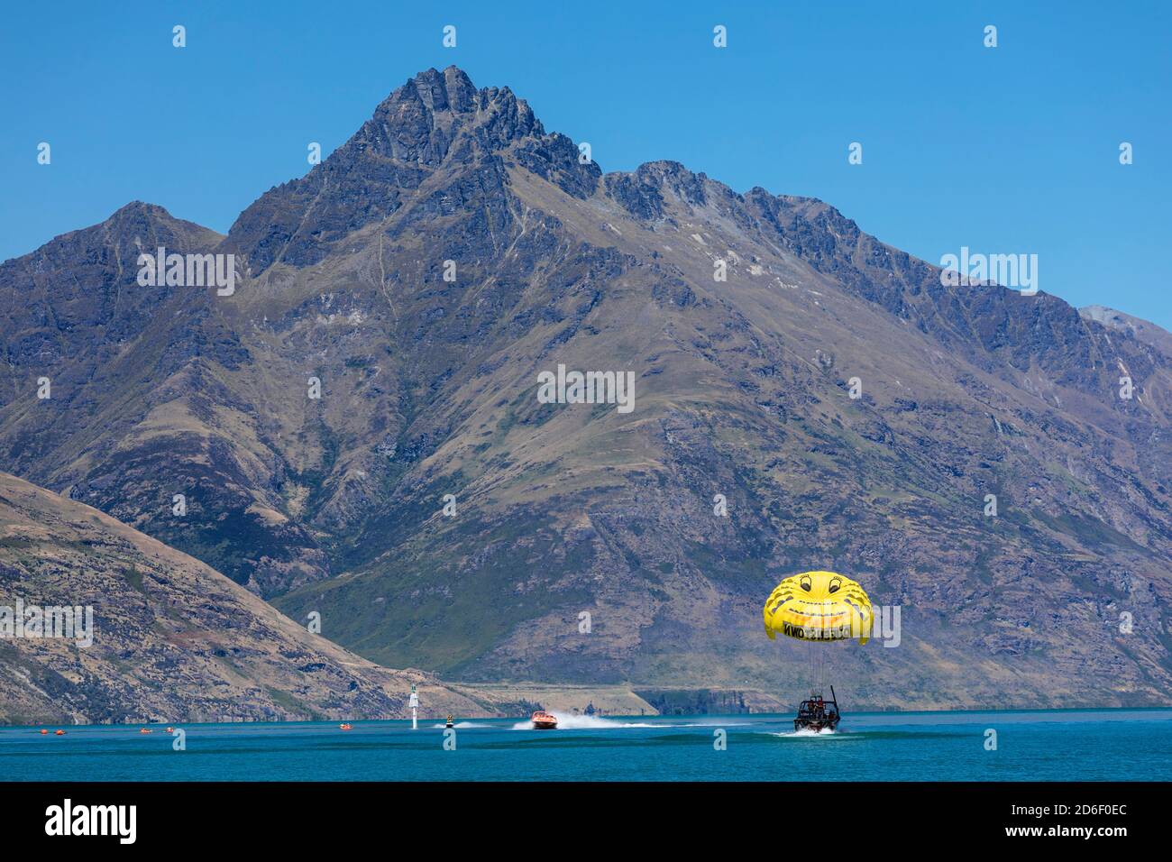 Parachute ascensionnel sur le lac Wakatipu, Queenstown, Otago, Île du Sud, Nouvelle-Zélande, Océanie Banque D'Images