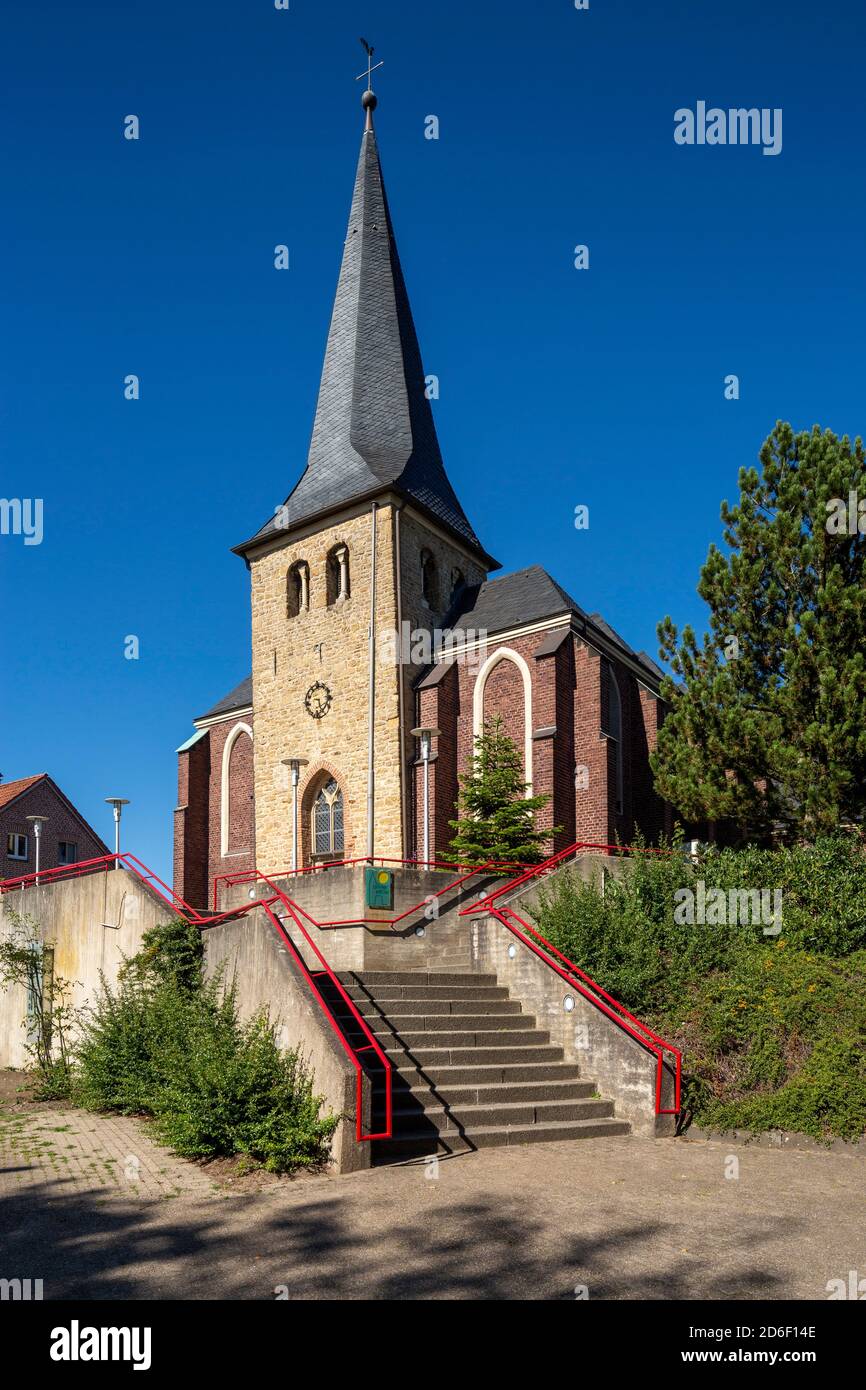 Deautschland, Dorsten-Hervest, Lippe, région de la Ruhr, Parc naturel Hohe Mark Westmuensterland, Muensterland, Westphalie, Rhénanie-du-Nord-Westphalie, Église Saint-Paulus sur une colline, église paroissiale catholique, église de village, tour d'église romane, escalier de l'église, symbolisme *** Légende locale *** Banque D'Images