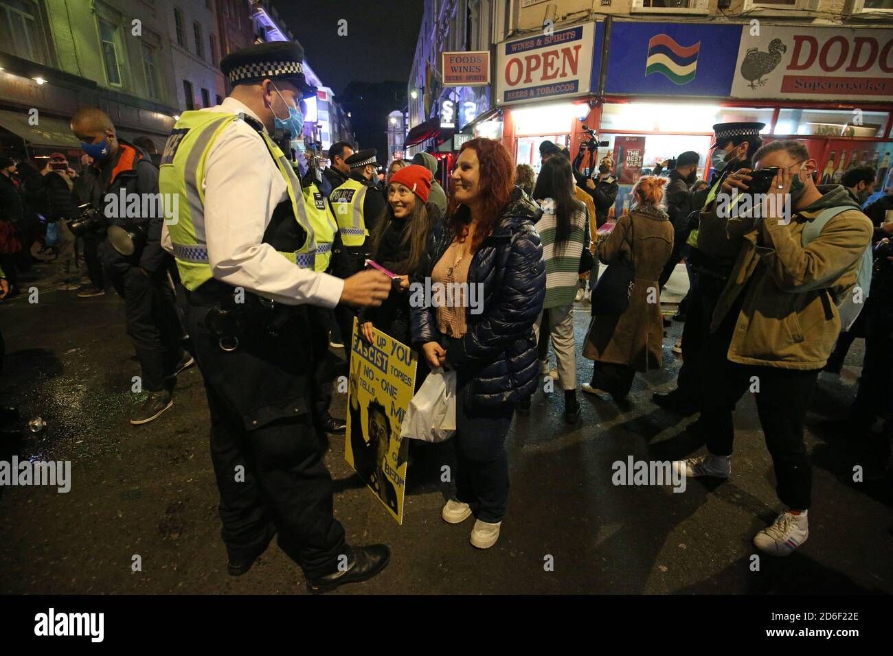 La police dispersant un rassemblement au coin de Old Compton Street et Frith Street, Londres, la dernière nuit avant que la ville ne soit soumise à des restrictions de niveau 2 pour freiner la propagation du coronavirus. Banque D'Images