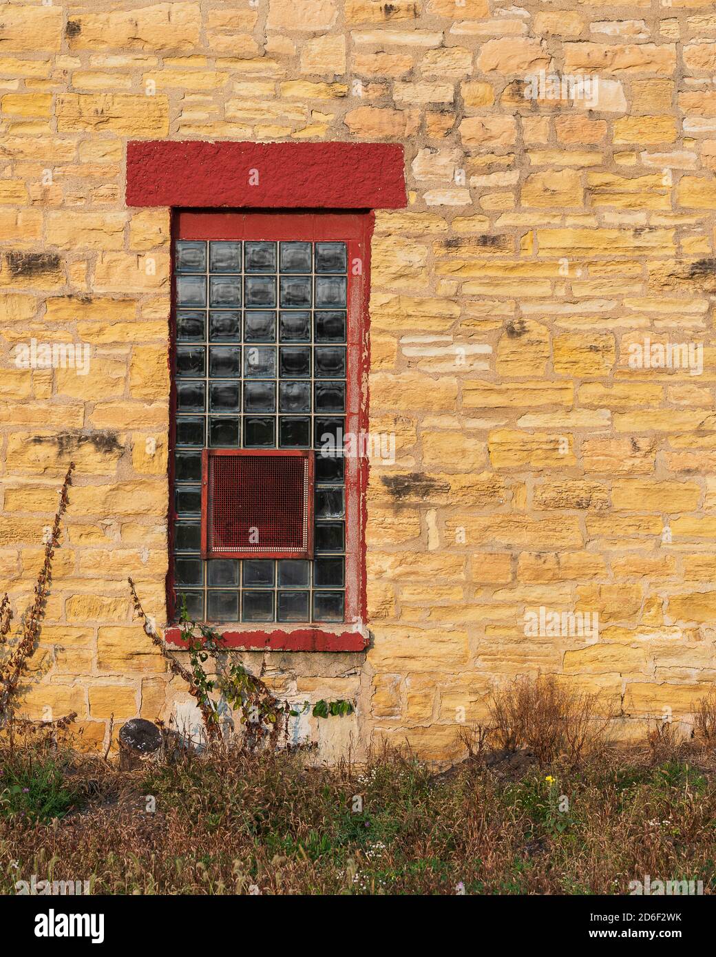 Fenêtres de blocs de verre contre le mur en pierre de l'ancienne prison d'État de Joliet à Joliet, Illinois Banque D'Images