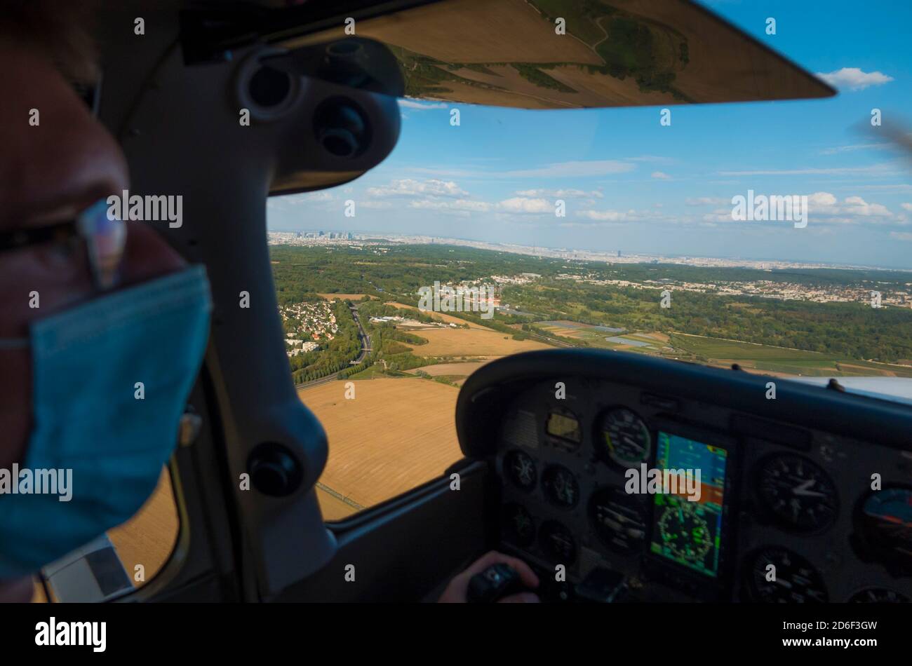 France, Yvelines (78), Villepreux, Cessna pilote survolant l'ouest de Paris pendant la période Covid. (vue aérienne) Banque D'Images