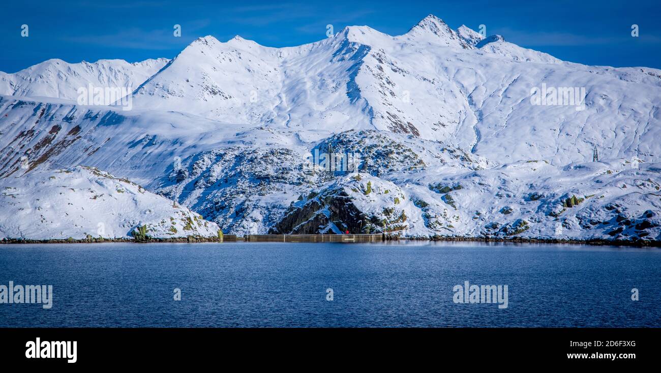 Les glaciers des Alpes suisses - montagnes enneigées En Suisse Banque D'Images