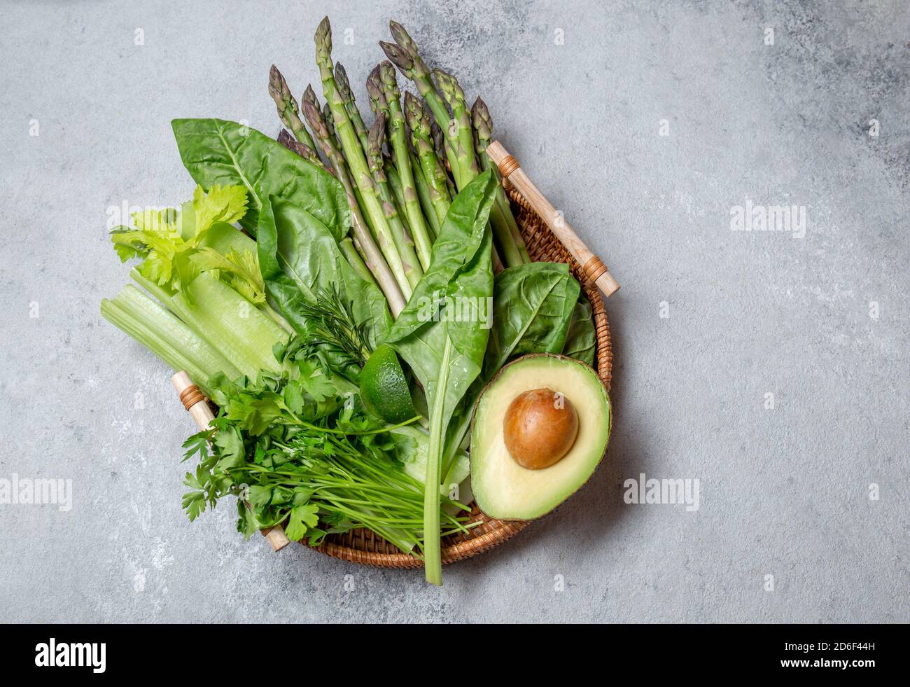 Ingrédients alimentaires sains Gree légumes et fruits sur bambou essayez fond gris. Banque D'Images