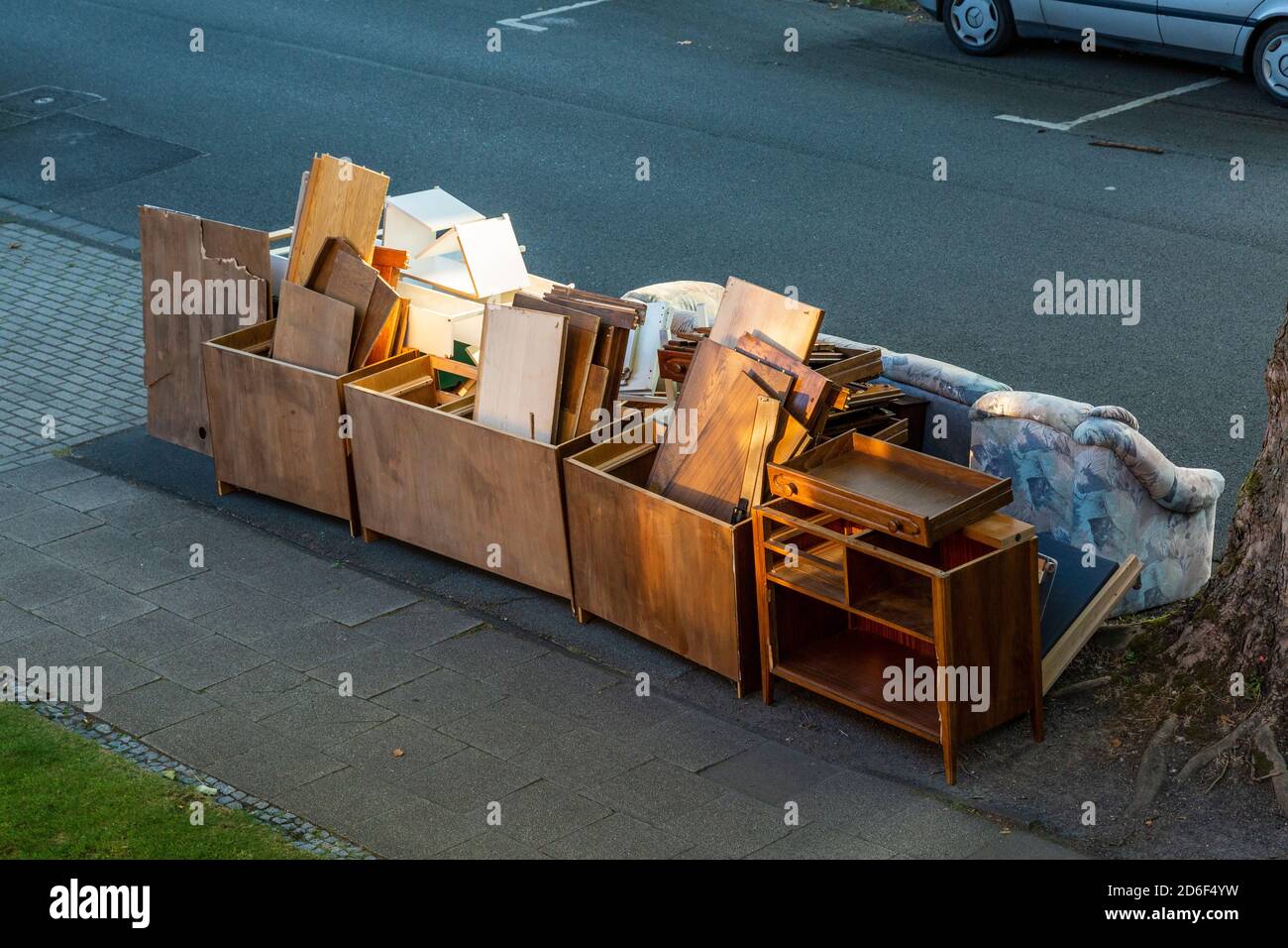Déchets encombrants sur le bord de la route, meubles, vieux meubles, fauteuils capitonnés, planches en bois, gestion des déchets, élimination des déchets, nettoyage des rues, Deutschland, Oberhausen, Deutschland, Oberhausen-Sterkrade, Basse-Rhin, région de la Ruhr, Rhénanie-du-Nord-Westphalie Banque D'Images