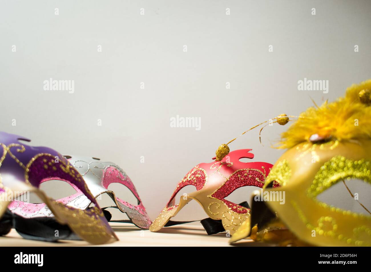 Quelques masques de carnaval colorés sur une table en bois Banque D'Images