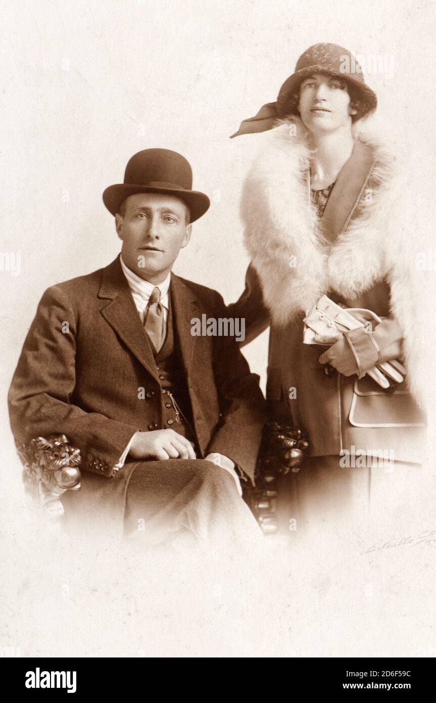 Couple allemand élégant posant pour une photo de cabinet (1915) Banque D'Images