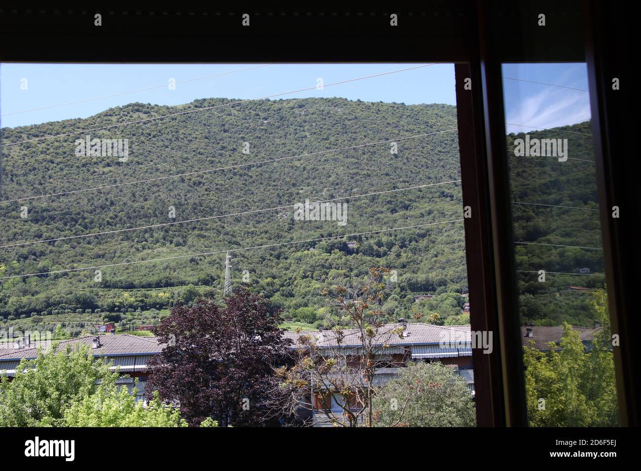 vue sur les montagnes verdoyantes par les fenêtres Banque D'Images