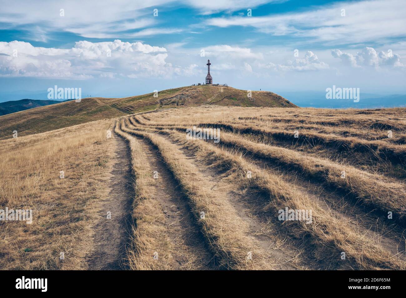 monte pratomagno avec la grande croix de fer, crête montagneuse entre le Valdarno et le Casentinese, municipalité de Loro Ciuffena, Arezzo, Toscane, Italie Banque D'Images