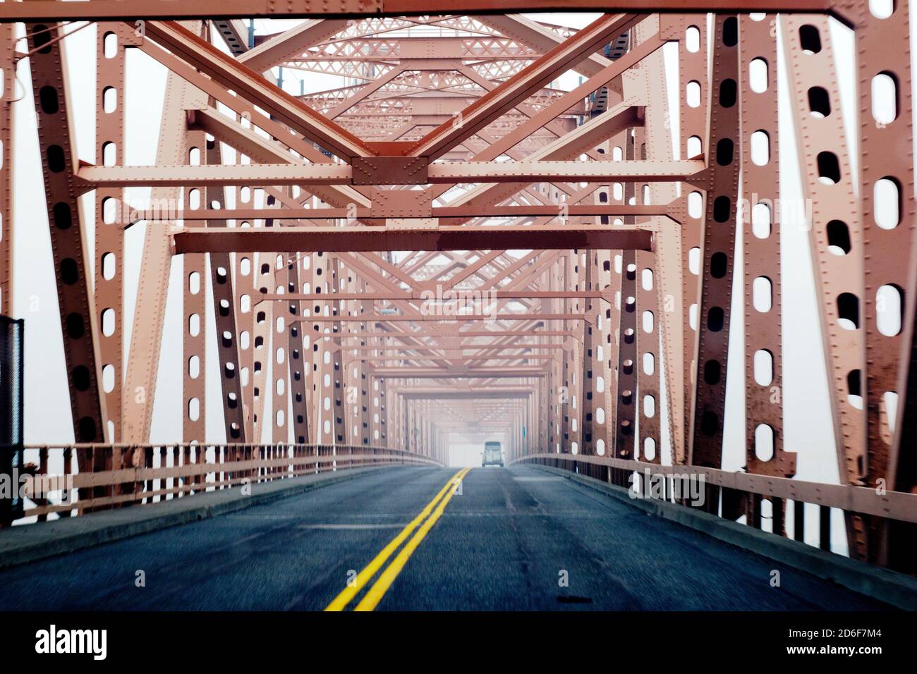 Pont à deux voies, remorque de véhicule tirant à cheval à distance Banque D'Images