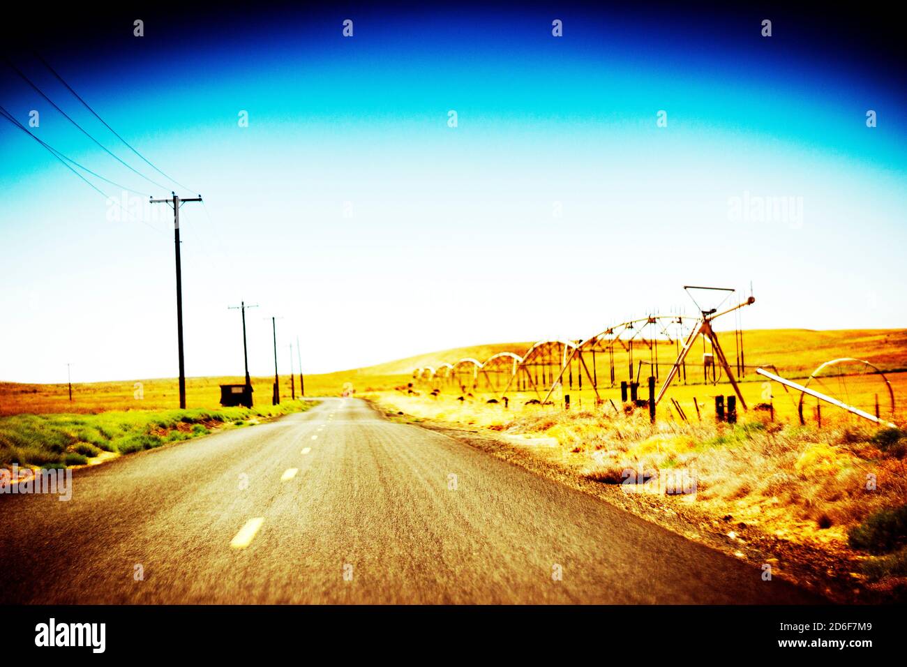 Autoroute à deux voies à distance à travers le paysage agricole, Oregon, États-Unis Banque D'Images
