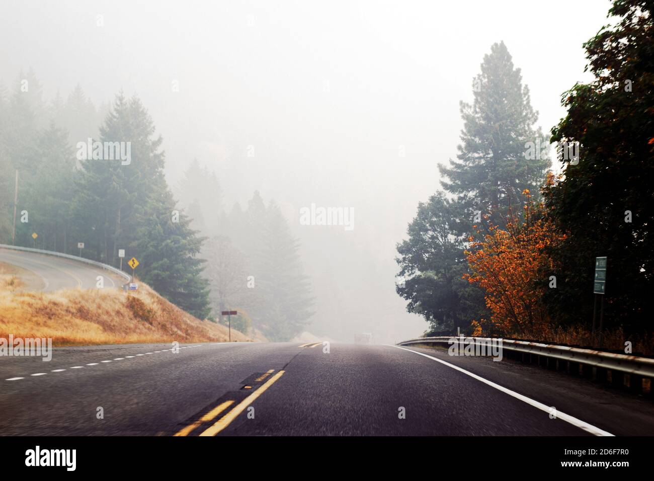 Autoroute vide et fumée de feu de forêt, Oregon, États-Unis Banque D'Images