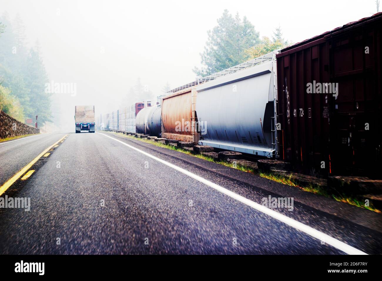 Truck on Highway à côté de Freight train, Wildfire Smoke obstruction distance, Oregon, États-Unis Banque D'Images