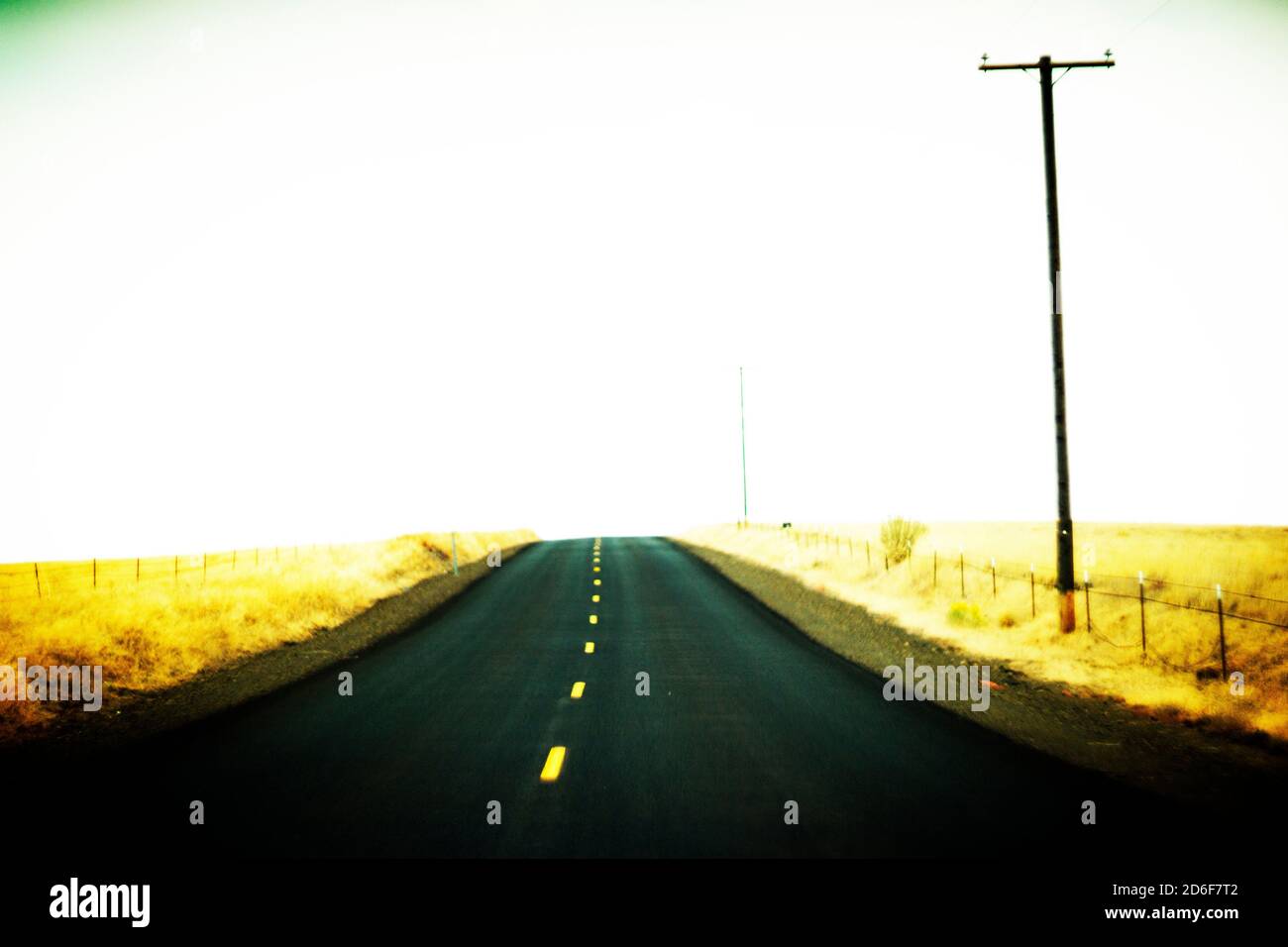Autoroute à deux voies vide à travers le paysage doré Banque D'Images