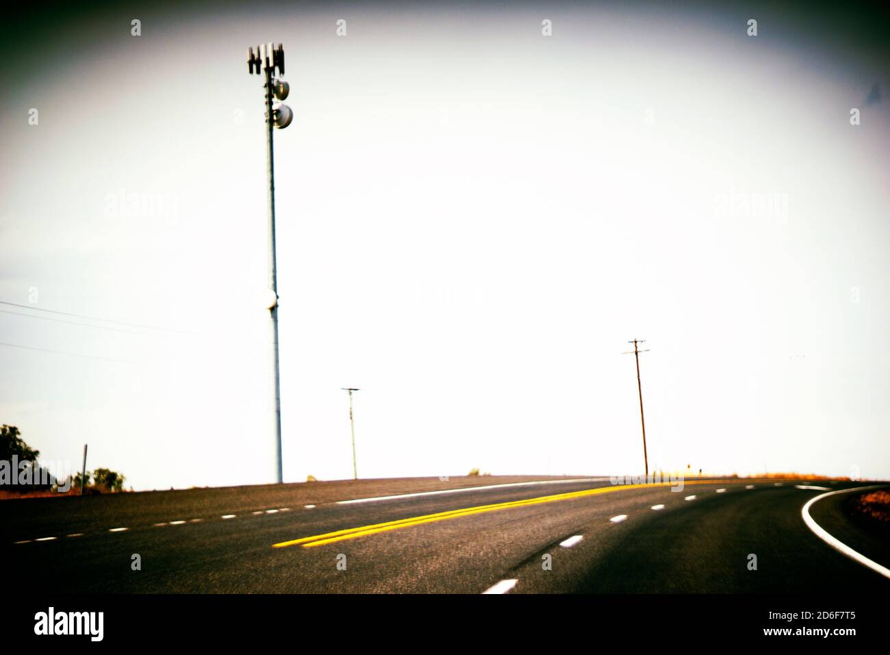 Tour de communication le long de l'autoroute Banque D'Images
