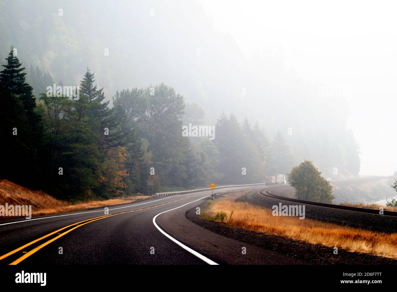 Route en courbe, fumée au feu de forêt gênant la vue dans la distance, Oregon, États-Unis Banque D'Images
