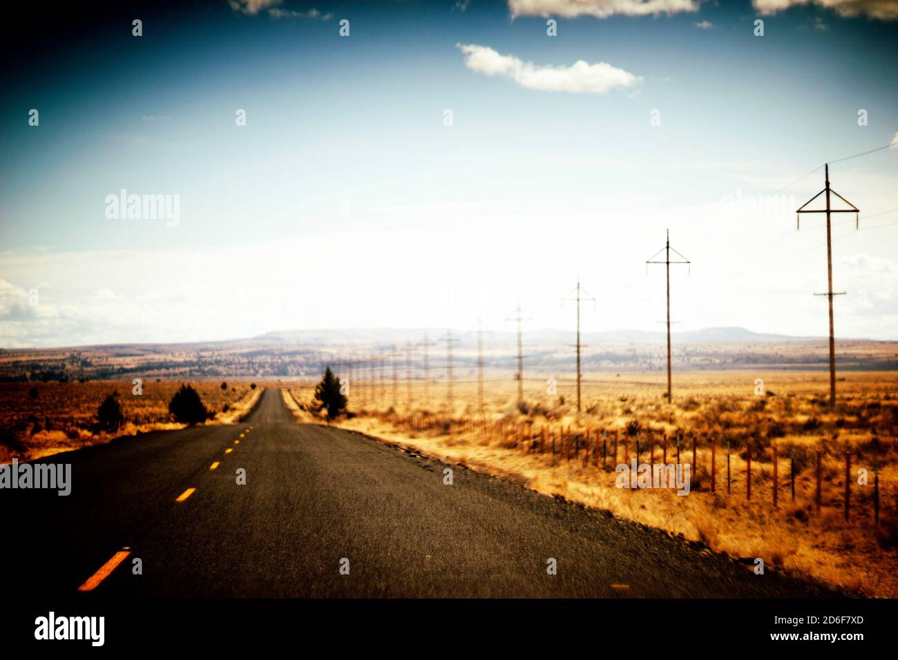 Autoroute à deux voies vide en paysage rural Banque D'Images