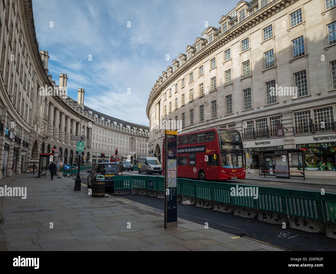 Une vue générale de Regent Street dans le West End de Londres, une célèbre rue commerçante qui abrite de nombreux magasins, marques et étiquettes de renommée mondiale. Banque D'Images