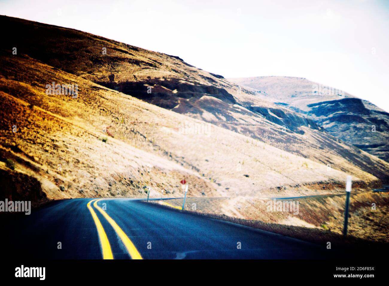 Vide autoroute à deux voies le long de Hillside Banque D'Images
